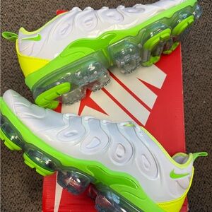 Nike VaporMax Plus Tennis Ball- White/Volt/Neon Green